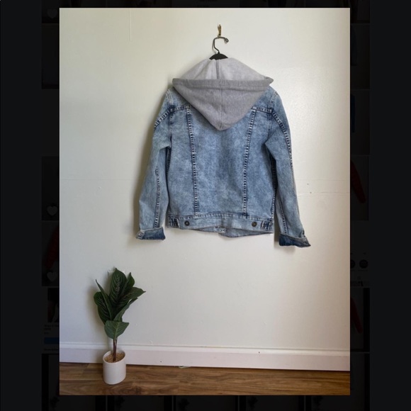 Guess Jean Jacket 👖
Unisex Jacket
Brand: GUESS Los Angeles
Size: S - Picture 3 of 3